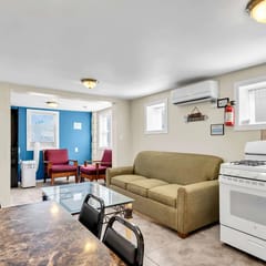 Bright 2BR Apartment - Walk to Beach