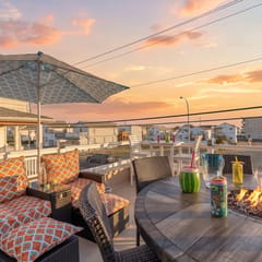 Trendy & fun 6 BR-100 steps to Beach-few more Bay