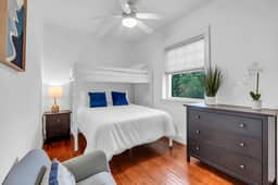 2BR Guest House - Sleeps 6 - Walk to Beach & Fun