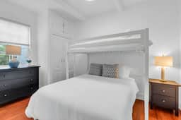 2BR Guest House - Sleeps 6 - Walk to Beach & Fun