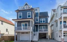 4BR Luxury Family Home - Beach Block - Parking