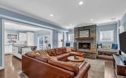 4BR Luxury Family Home - Beach Block - Parking