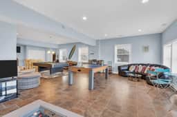 Trendy & fun 6 BR-100 steps to Beach-few more Bay
