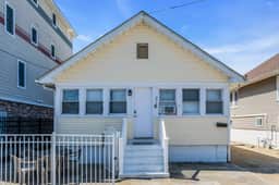 Quaint 3 family house, half a block from the beach/boardwalk - Entire House 