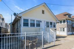 Quaint 3 family house, half a block from the beach/boardwalk - Entire House 