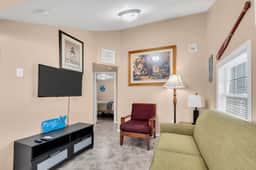 Adorable 2br half a block from the beach