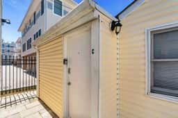 Adorable 2br half a block from the beach