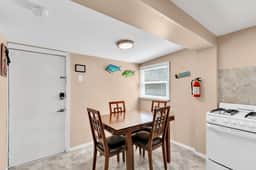Adorable 2br half a block from the beach