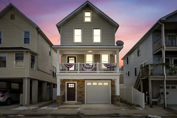 Beach Block Family House w/Garage & Decks - Image 1