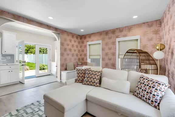 Beachside Haven: Insta-Worthy Decor & Private - Image 1