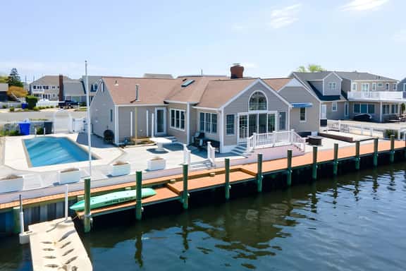 Waterfront Retreat: Pool, Private Dock, Pets - Image 1
