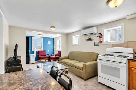 Bright 2BR Apartment - Walk to Beach - Image 1