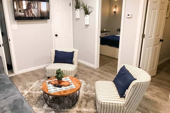 Unit 4 - 3 Houses to Beach - 2 BR Apartment - Image 1