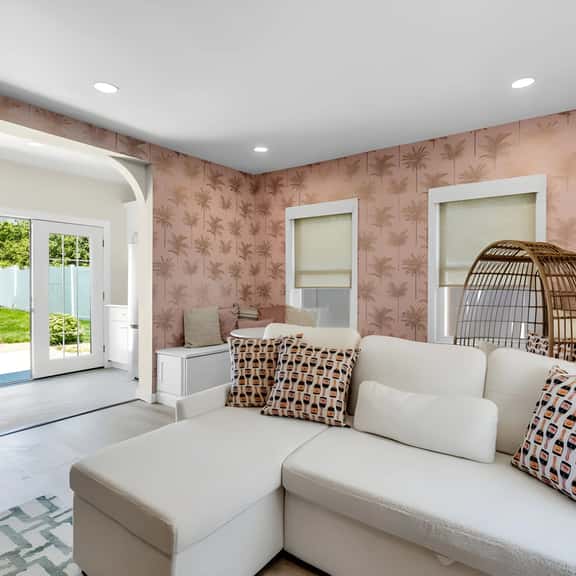 Beachside Haven: Insta-Worthy Decor & Private - Image 1