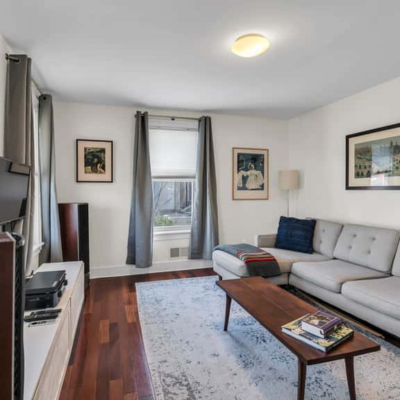 Red Bank Cottage · 1 Block to Train · Downtown - Image 1