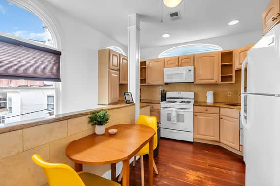2BR Guest House - Sleeps 6 - Walk to Beach & Fun