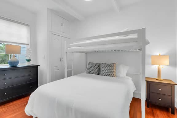 2BR Guest House - Sleeps 6 - Walk to Beach & Fun