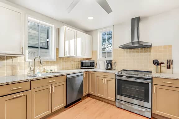 Spacious 4BR Duplex · 5 Blks 2 Beach · Badges Incl