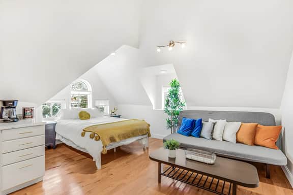 Spacious 4BR Duplex · 5 Blks 2 Beach · Badges Incl