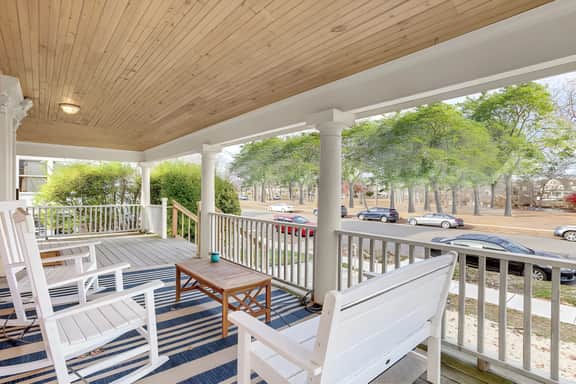 Spacious 4BR Duplex · 5 Blks 2 Beach · Badges Incl