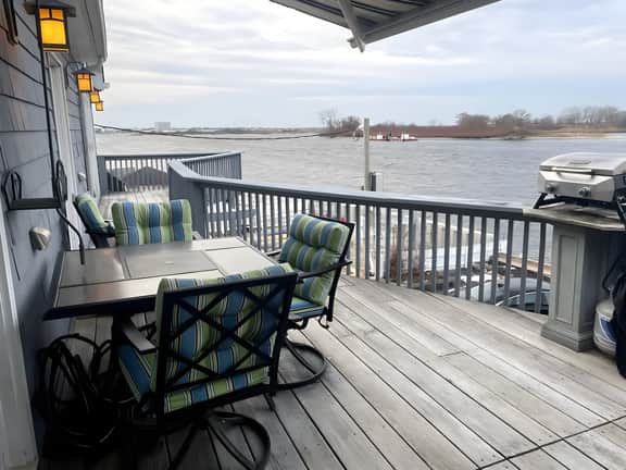 3BR Upstairs River View Condo - Beach Block - WOW!
