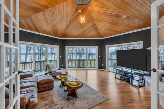 5BR Riverfront Home  - Private Nature Retreat