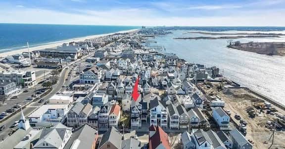 4BR Luxury Family Home - Beach Block - Parking