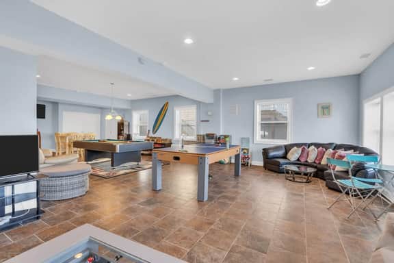 Trendy & fun 6 BR-100 steps to Beach-few more Bay