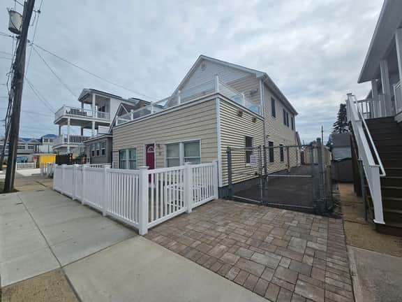 Trendy & fun 6 BR-100 steps to Beach-few more Bay