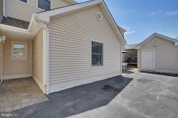 Trendy & fun 6 BR-100 steps to Beach-few more Bay