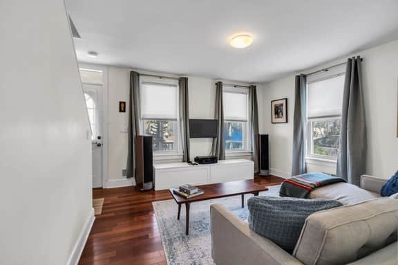 Red Bank Cottage · 1 Block to Train · Downtown