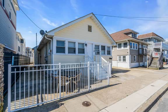 Newly Renovated One Bedroom, Steps from the Beach - 39B