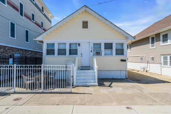Newly Renovated One Bedroom, Steps from the Beach - 39B