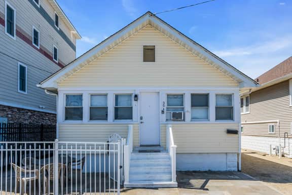 Adorable 2br half a block from the beach
