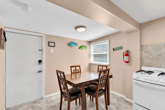 Adorable 2br half a block from the beach