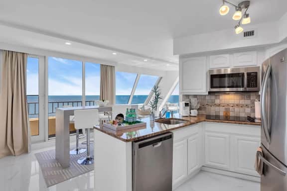 Avalon - 5 Bedroom Family Home with Pool - Image 2