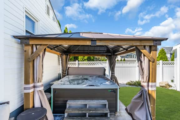 Steps to Beach - Hot Tub - Driveway Parking - 2BR - Image 2