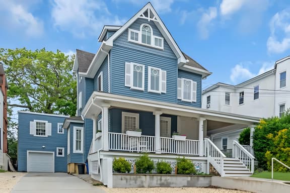 2BR Guest House - Sleeps 6 - Walk to Beach & Fun