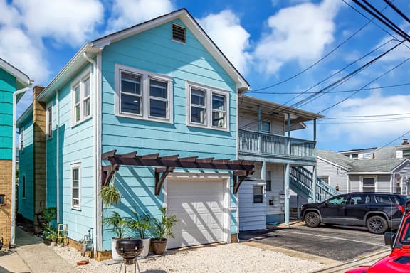 2BR 2Bath Beach block surf cottage