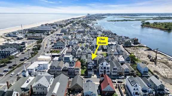 4BR Luxury Family Home - Beach Block - Parking