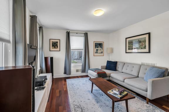 Red Bank Cottage · 1 Block to Train · Downtown