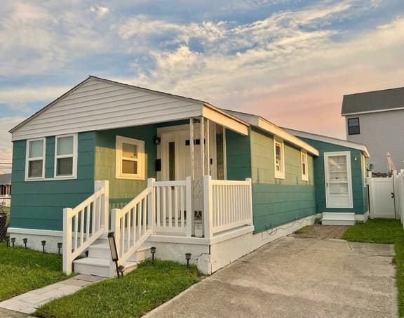 Charming Back Bay Bungalow - Steps to Beach & Boardwalk