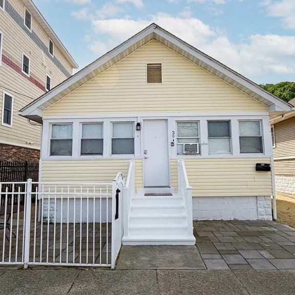 Quaint 3 family house, half a block from the beach/boardwalk - Entire House 