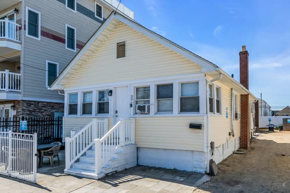 6BR Beach Block Home in Seaside Heights - Image 1