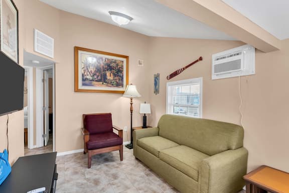 Adorable 2br half a block from the beach